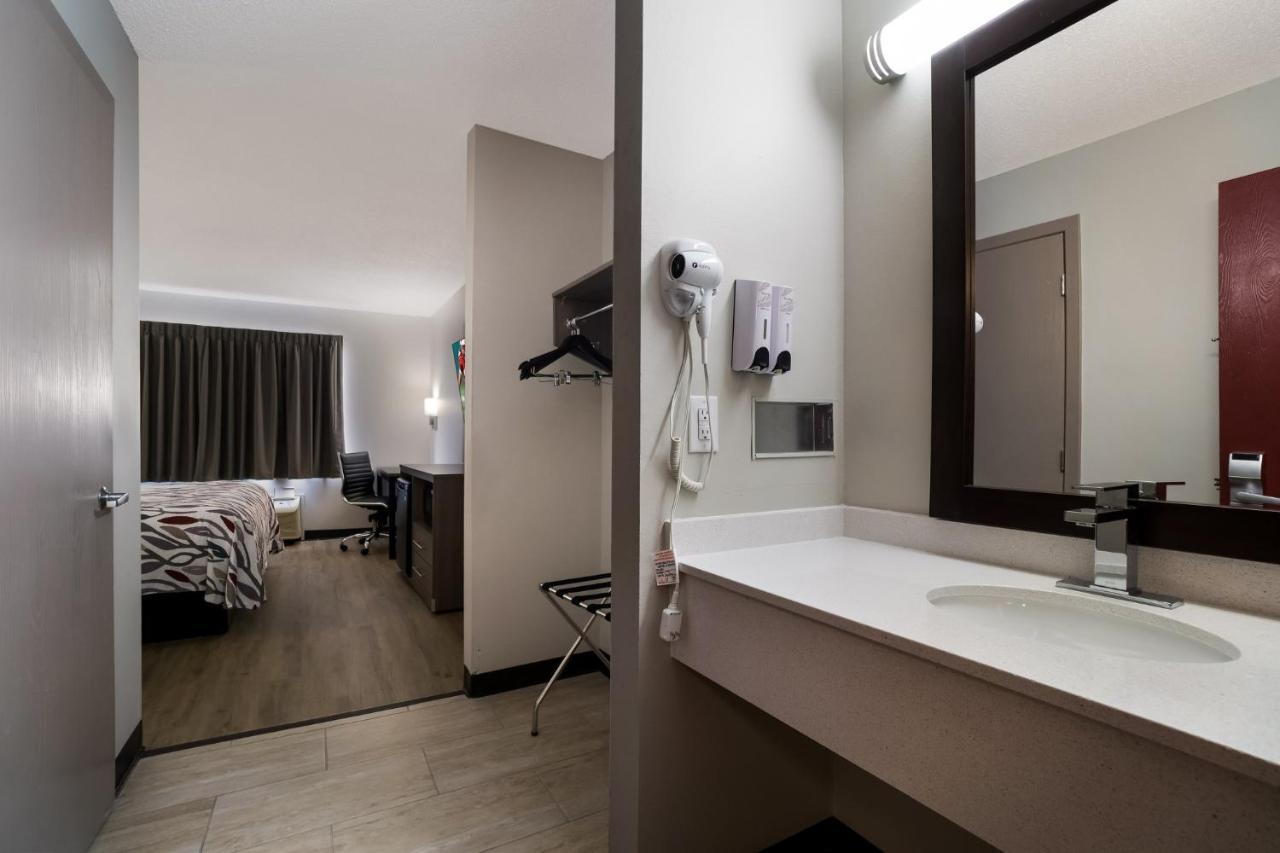 Super 8 By Wyndham Marston Motel Buitenkant foto