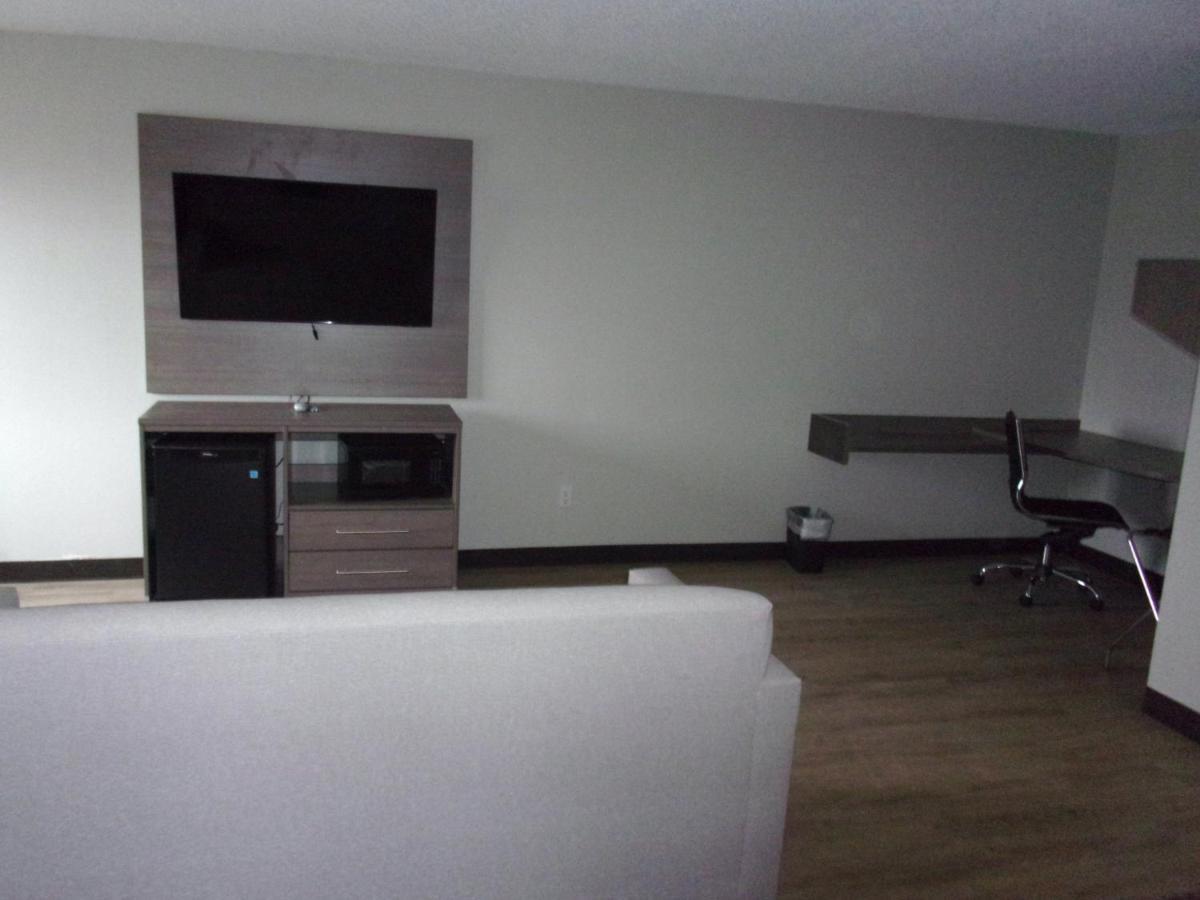 Super 8 By Wyndham Marston Motel Buitenkant foto